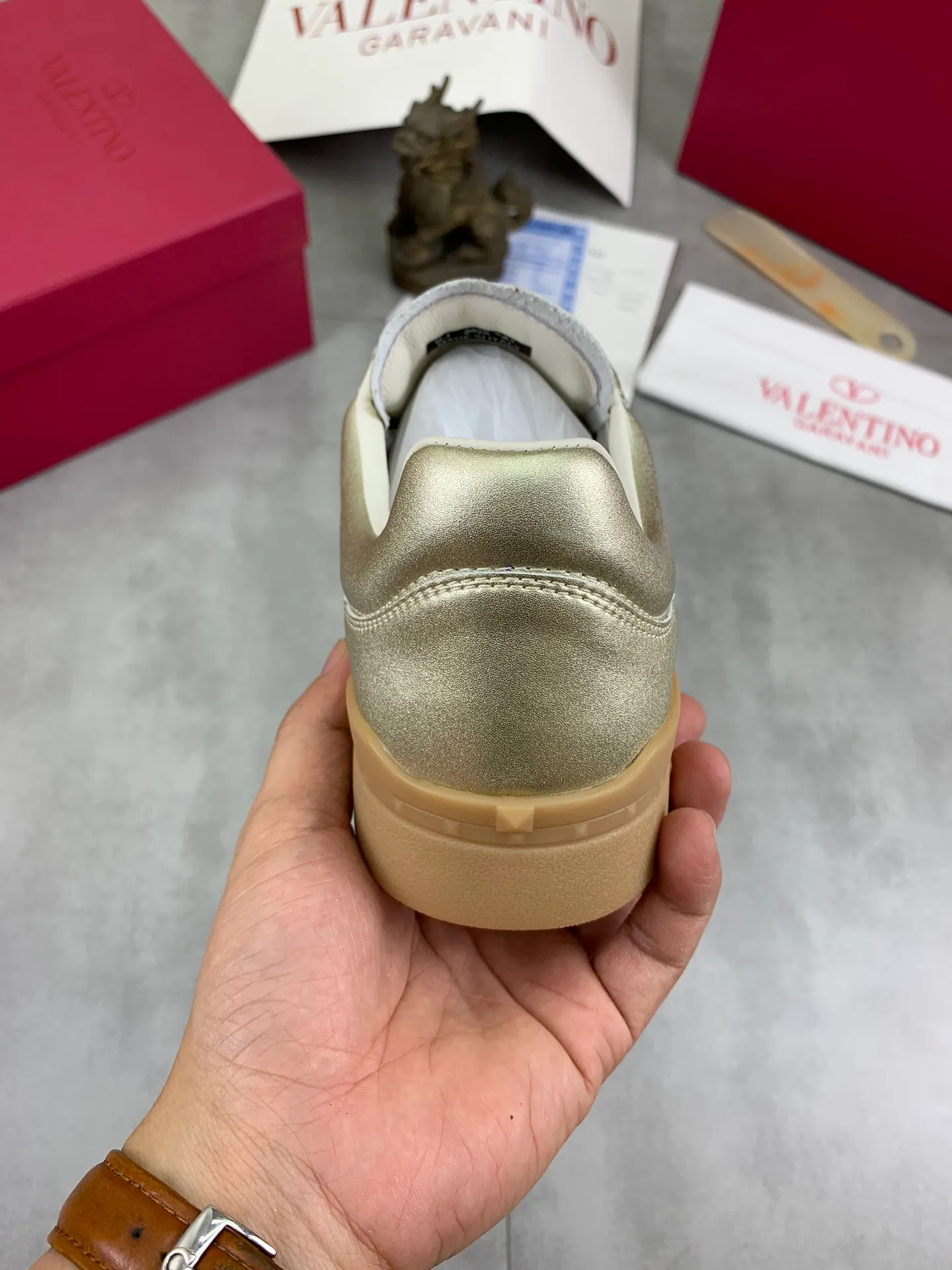 Men's Men's Shoes P520 New Couple Style Valentino Valentino 2025/UPVILLAGE Couple Casual Sports Shoes Moral Training Shoes 🆚Professional high-end, perfect replica, first-class quality, all made of original 1:1 materials, exclusive mold opening! 🎁Full set of high-end packaging at the counter ✔️Fabric: high mercerized cowhide ✔️Outsole: TPU material outsole ✔️Size: female 35-40 male 39-45 (female 41 male 38.46) 🆚All details are customized at 1:1 mold, striving for perfection!